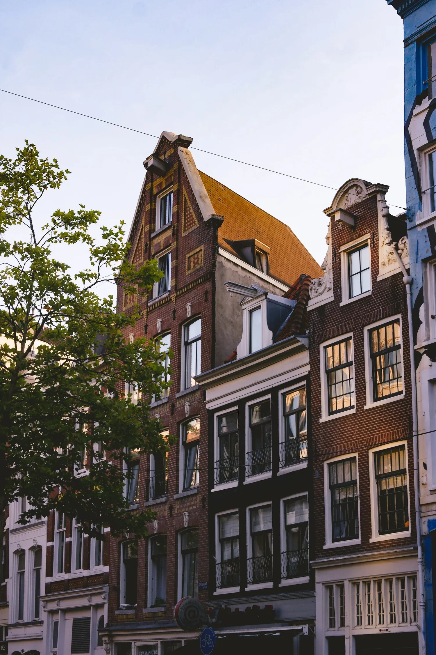Amsterdamse grachtenpanden bij avondschemering, Nieuw Amsterdams Huys archief