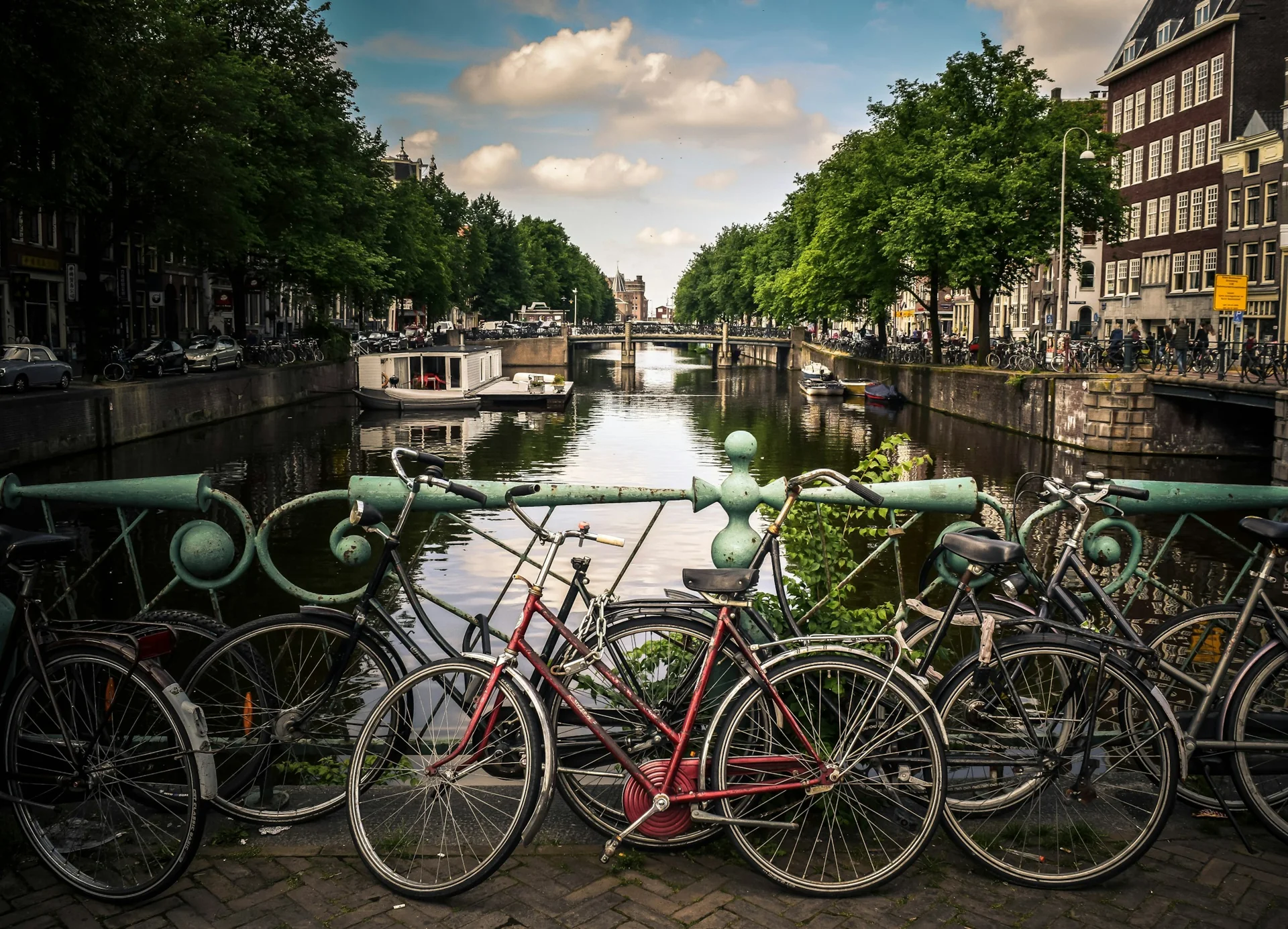 Fietsen op een brug langs een Amsterdamse gracht