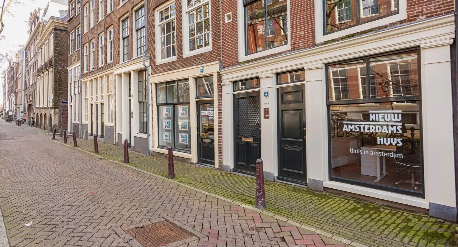 Nieuw Amsterdams Huys kantoor aan een Amsterdamse gracht, thuis in Amsterdam